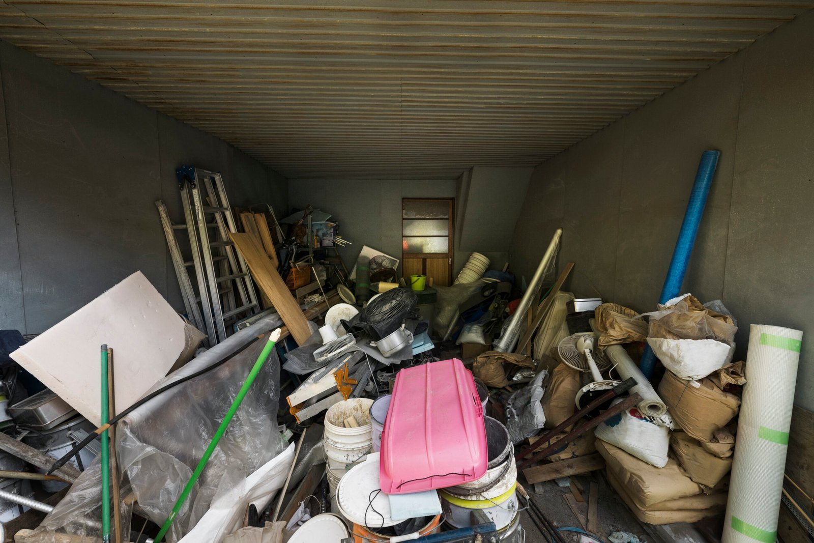 Nettoyage de Débarras, cave, grenier à Le havre Seine-Maritime 76 Un Garage encombré à débarrasser par l'équipe Proclean