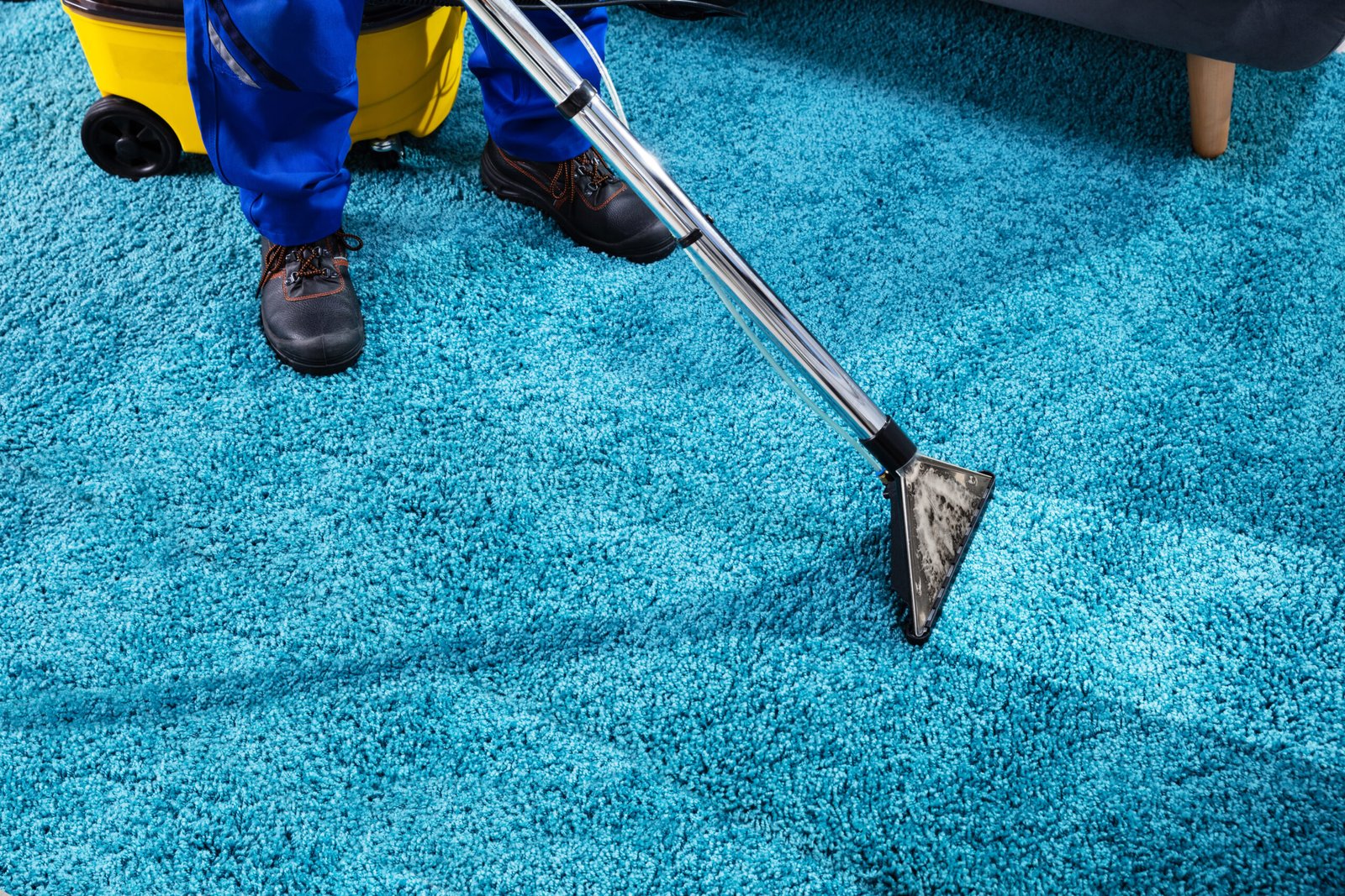 Nettoyage de moquette professionnel pour les particuliers et les entreprises à Le Havre Seine-Maritime technicien nettoyant une moquette en profondeur