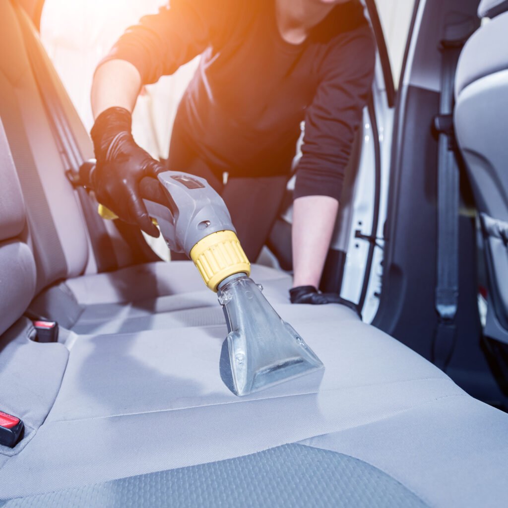 Nettoyage Intérieur Voiture au Havre Seie-Maritime 76 techniciens Proclean nettoyant l'intérieur d'un véhicule