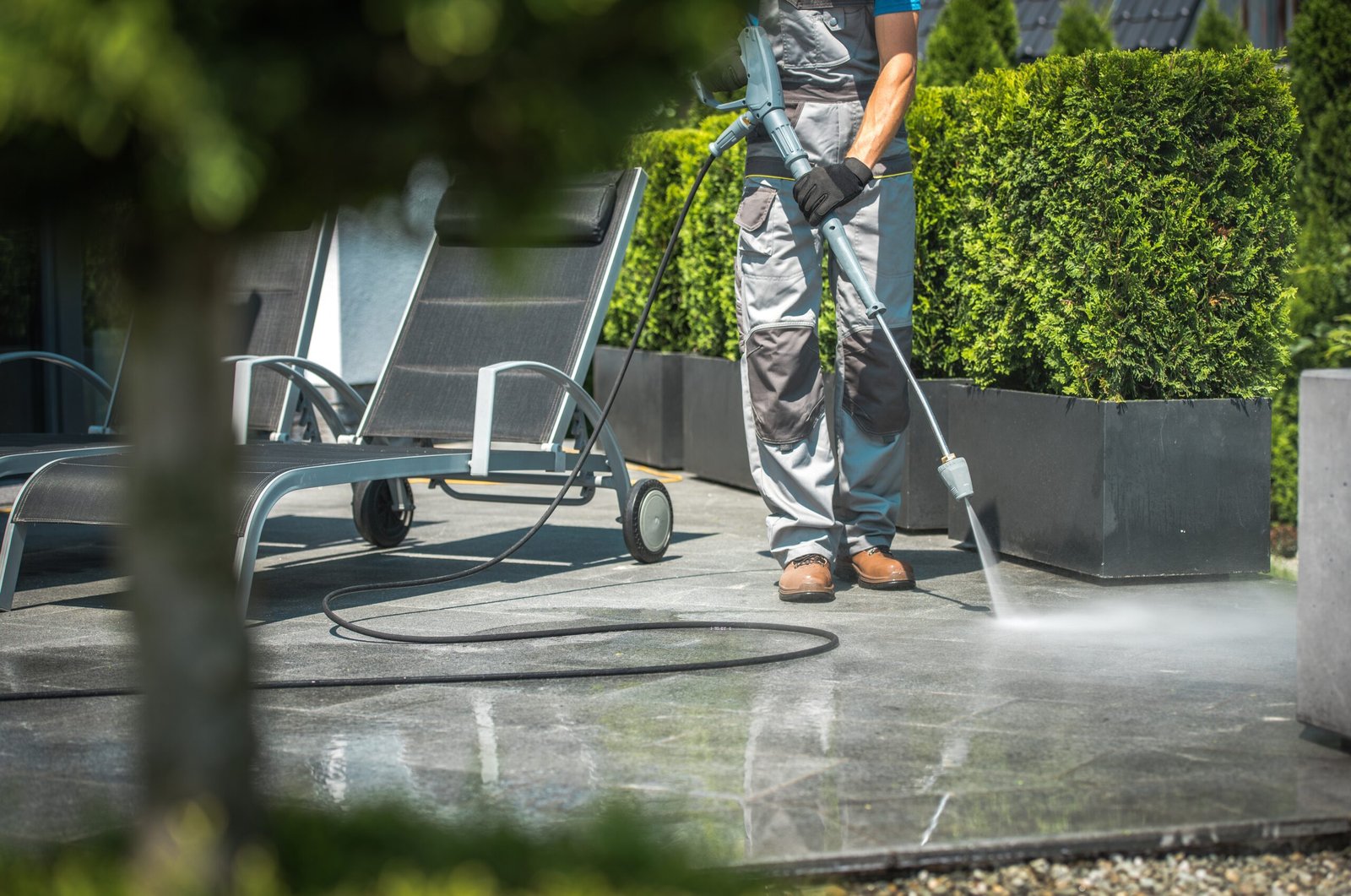 Nettoyage de Terrasse et Balcon à Le Havre Seine-Maritime 76 Technicien Proclean Nettoyant une terrasse au karcher