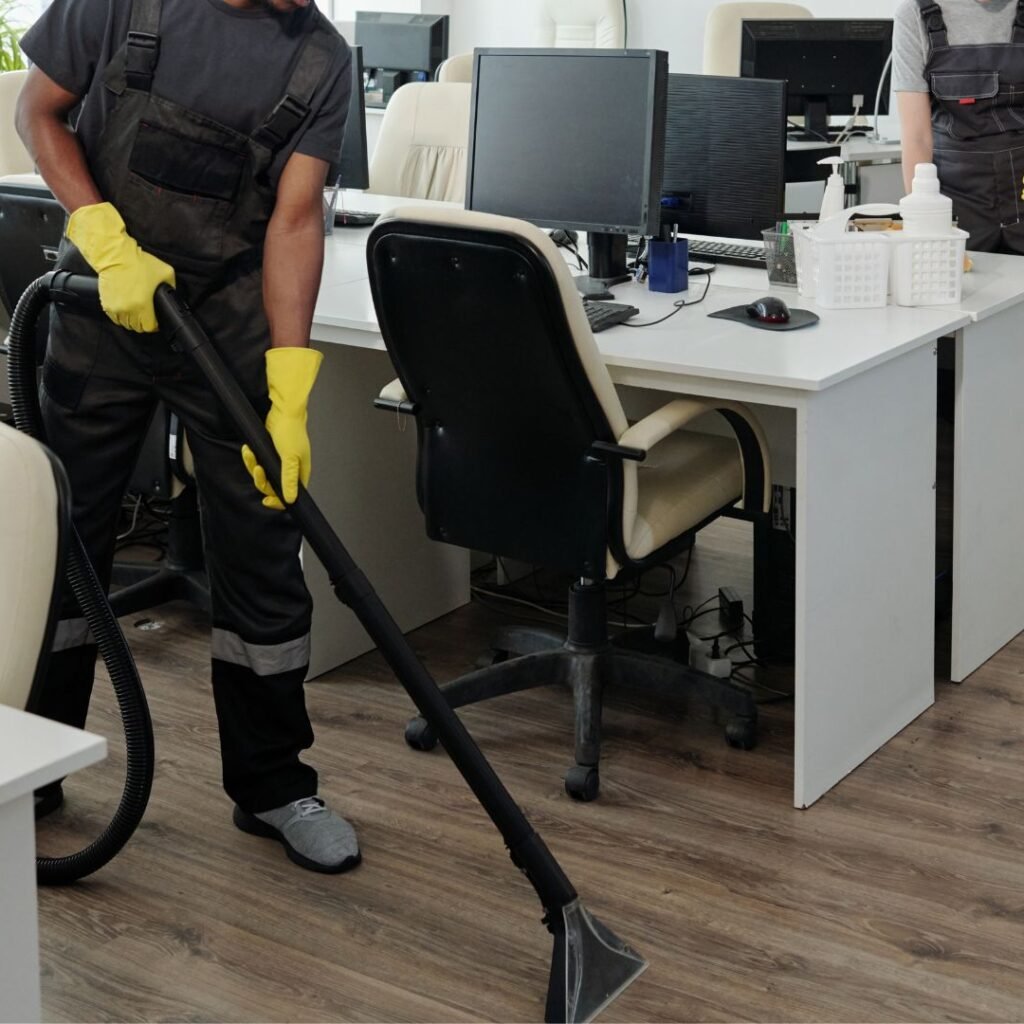 nettoyage de bureaux au Havre Seine-Maritime 76 Normandie. Techniciens Proclean Nettoyant la moquette et les bureaux d'une entreprise