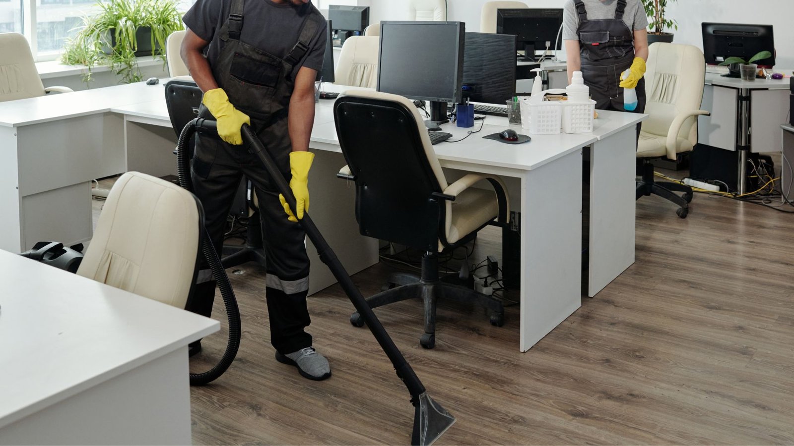 nettoyage de bureaux à Le Havre Seine-Maritime 76 Normandie. Techniciens Proclean Nettoyant la moquette et les bureaux d'une entreprise