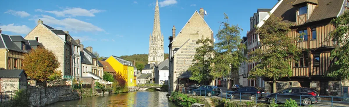 Entreprise de nettoyage à Harfleur — la Lézarde, les maisons à pans de bois et le clocher de l’église Saint-Martin
