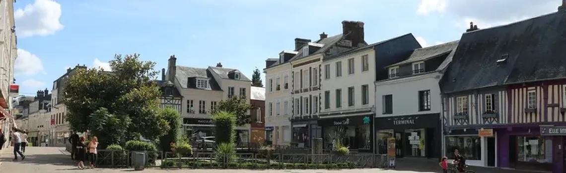 Entreprise de nettoyage à Lillebonne — la place Carnot et ses maisons à pans de bois